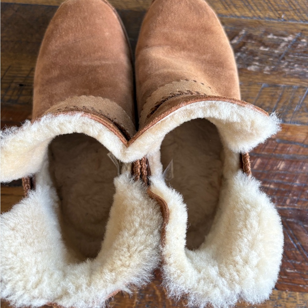 Ugg McKay boot
Size 9.5, color is chestnut - Picture 5 of 8